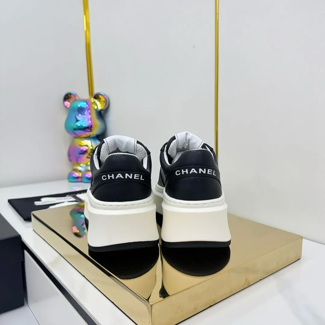 👟👟Ex-factory price 600👟👟 Upgraded version, upgraded version, upgraded version! No rebuttal accepted! ! ! ! Chanel Chanel panda shoes! 2025 counter's top casual sports shoes. This classic design; the upper is electro-embroidered with a variety of techniques; the outsole is fashionable and sporty; the unusual inclusion of a variety of color matching elements... The diversified mix and match is very good-looking and versatile, and can be used for leisure, fashion, sports, and outdoor... ꫛꫀꪝ Go➫ Materials: ❶Upper made of: original imported first-layer silk cowhide + original waterproof cloth + original first-layer cowhide ❷Inner lining: Original Yangli+Net ❸Outsole based on: Original TPU combination outsole Counter boutique packaging complete set for women 35–41 👉 👉 👉 👉 👉
